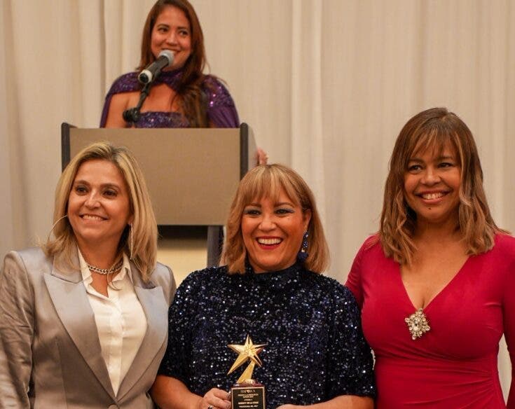 Gheidy de la Cruz recibe  premio a la excelencia