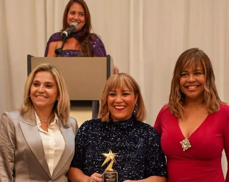 Gheidy de la Cruz recibe  premio a la excelencia