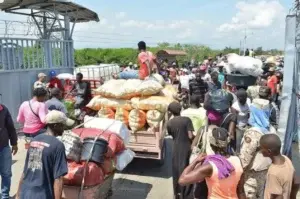 Haitianos logran cruzar al mercado de Dajabón para adquirir productos