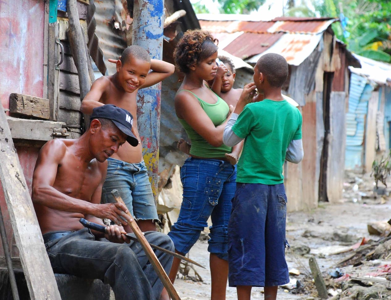 Hogares dominicanos carecen de múltiples servicios básicos
