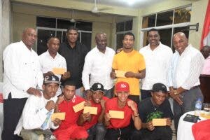 Boxeadores premiados tras vencer en torneo