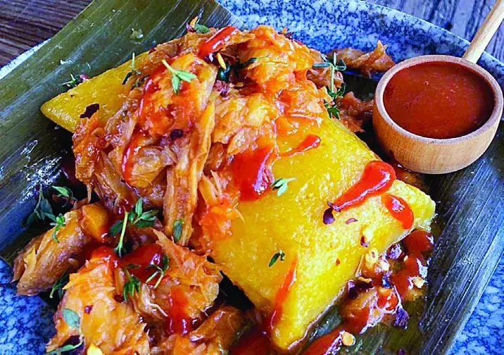 Pasteles en hoja con relleno de bacalao