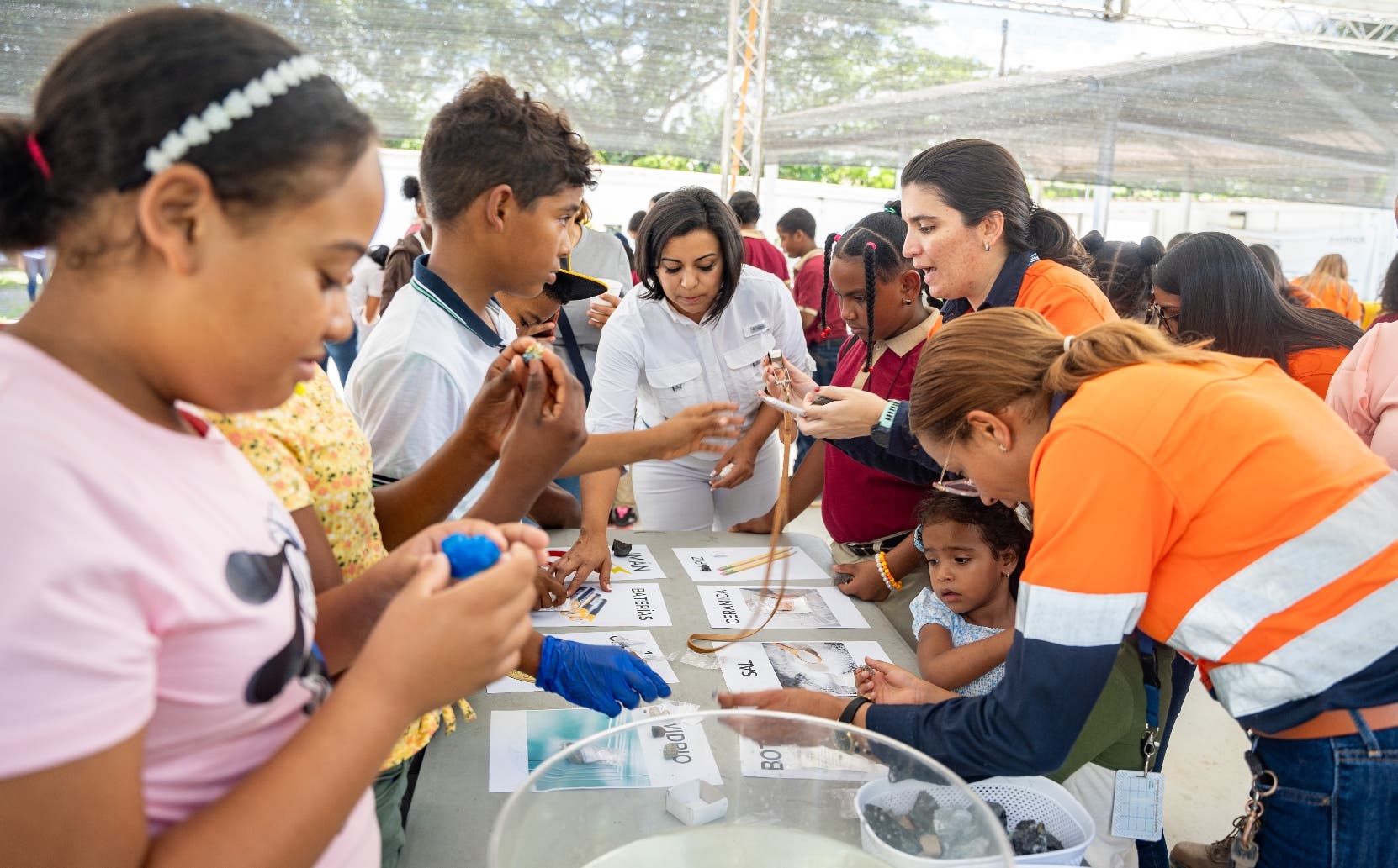 Club de Ana Juárez ayuda a niños a conectar con minería