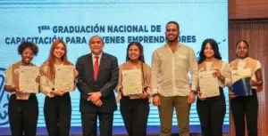 Jóvenes capacitados sobre emprendimiento en pymes