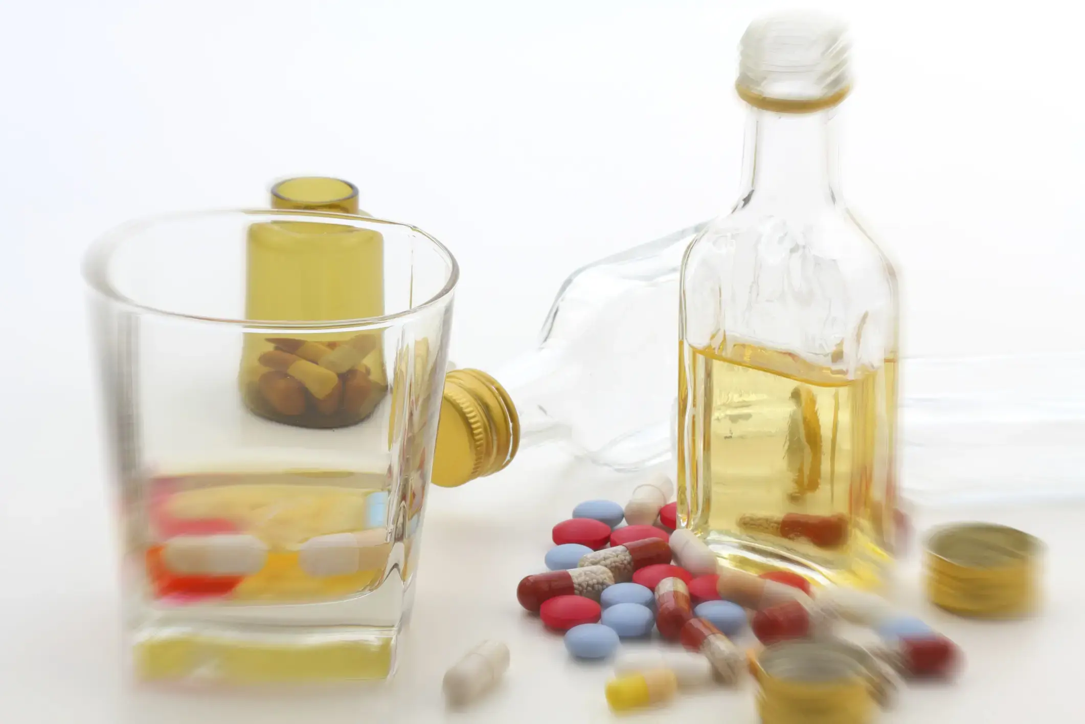 ¿Cuáles son los efectos de mezclar antibióticos y alcohol?