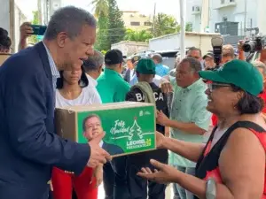 Leonel reparte cajas navideñas con motivo de Noche Buena