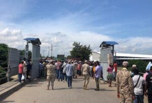 Haitianos derriban la puerta de Juana Méndez