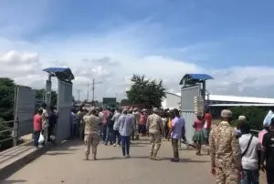 Haitianos derriban la puerta de Juana Méndez