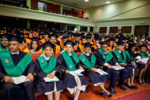 Universidad Católica gradúa  482 nuevos profesionales