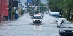 Onda tropical y vaguada dejarán fuertes aguaceros esta semana