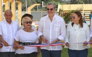 Abinader inaugura liceo en San Juan