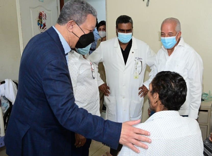 Leonel hace visita hospital Salvador B. Gautier