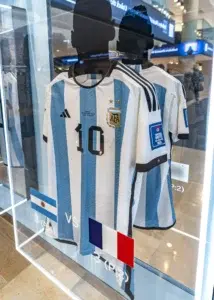 Camisetas que utilizó Messi en la Copa Mundial se subastan por 7,8 millones de dólares