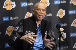 Kareem Abdul-Jabbar se enfrenta a 3 meses de recuperación tras una cirugía por fractura de cadera