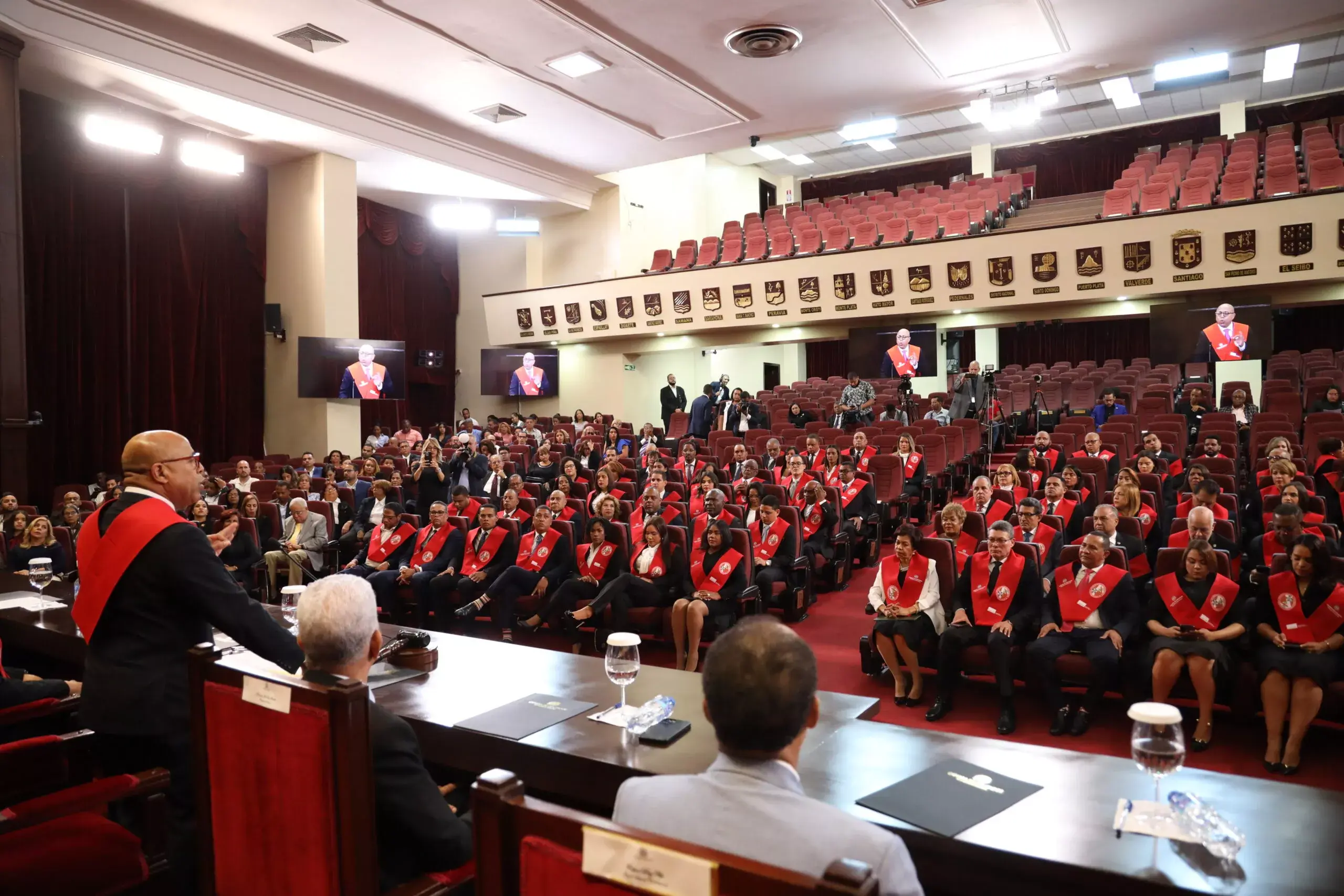 Miembros de la Cámara de Diputados se gradúan de Máster en Derecho Constitucional y Público