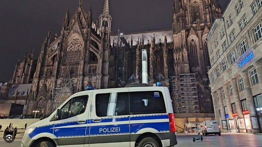 La policía refuerza la seguridad de la catedral de Colonia en Berlín ante el riesgo a un atentado