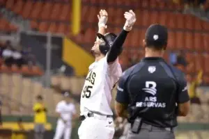 Águilas ganan cerrado duelo a Toros y se ponen a juego y medio del quinto