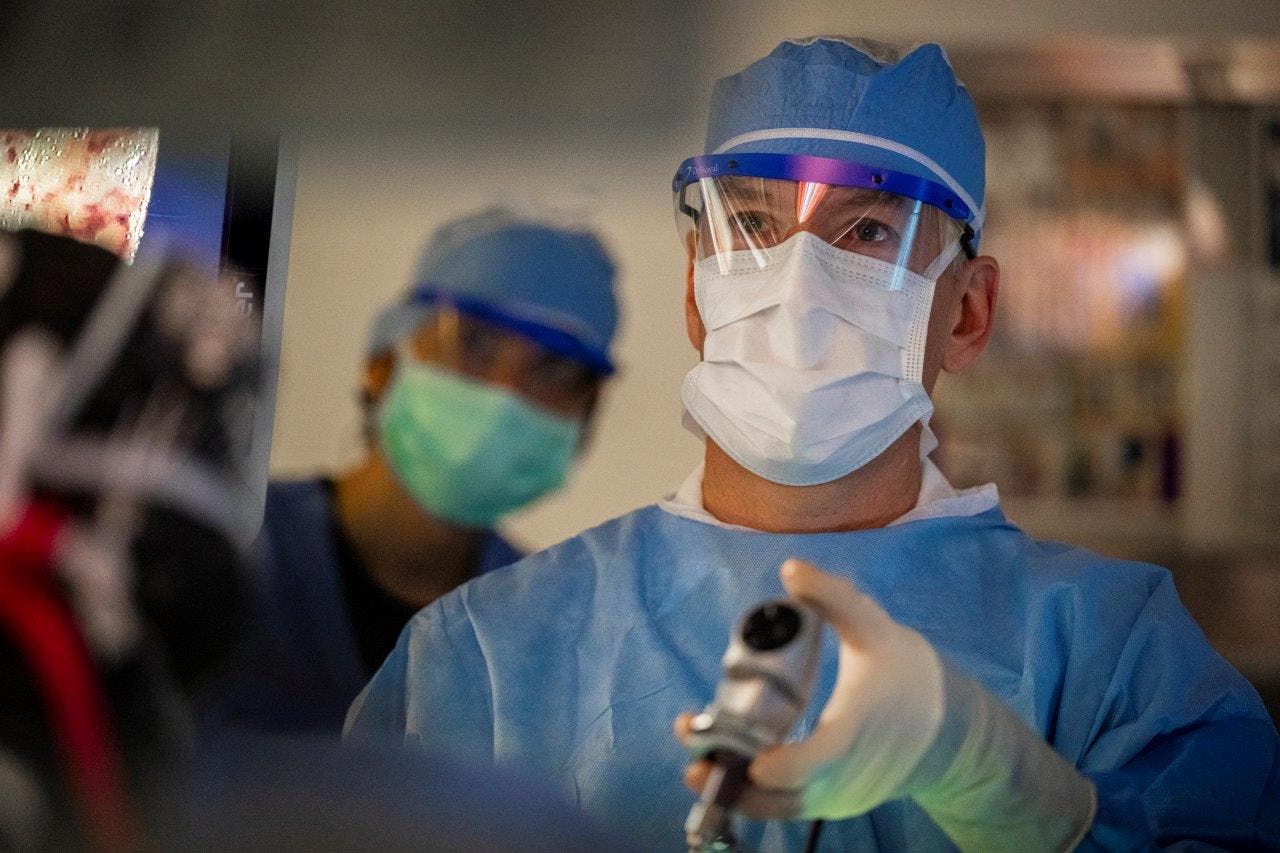Usan robot quirúrgico con tecnología magnética para realizar cirugía bariátrica