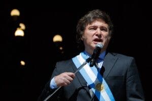 Milei anuncia un duro ajuste fiscal y estanflación, el «último mal trago» para Argentina