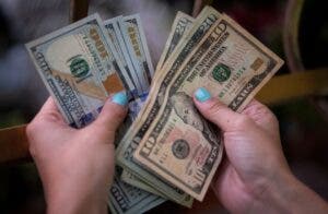 Dinero en efectivo sobrevive en EE.UU gracias a inmigración ilegal y al coste de tarjetas