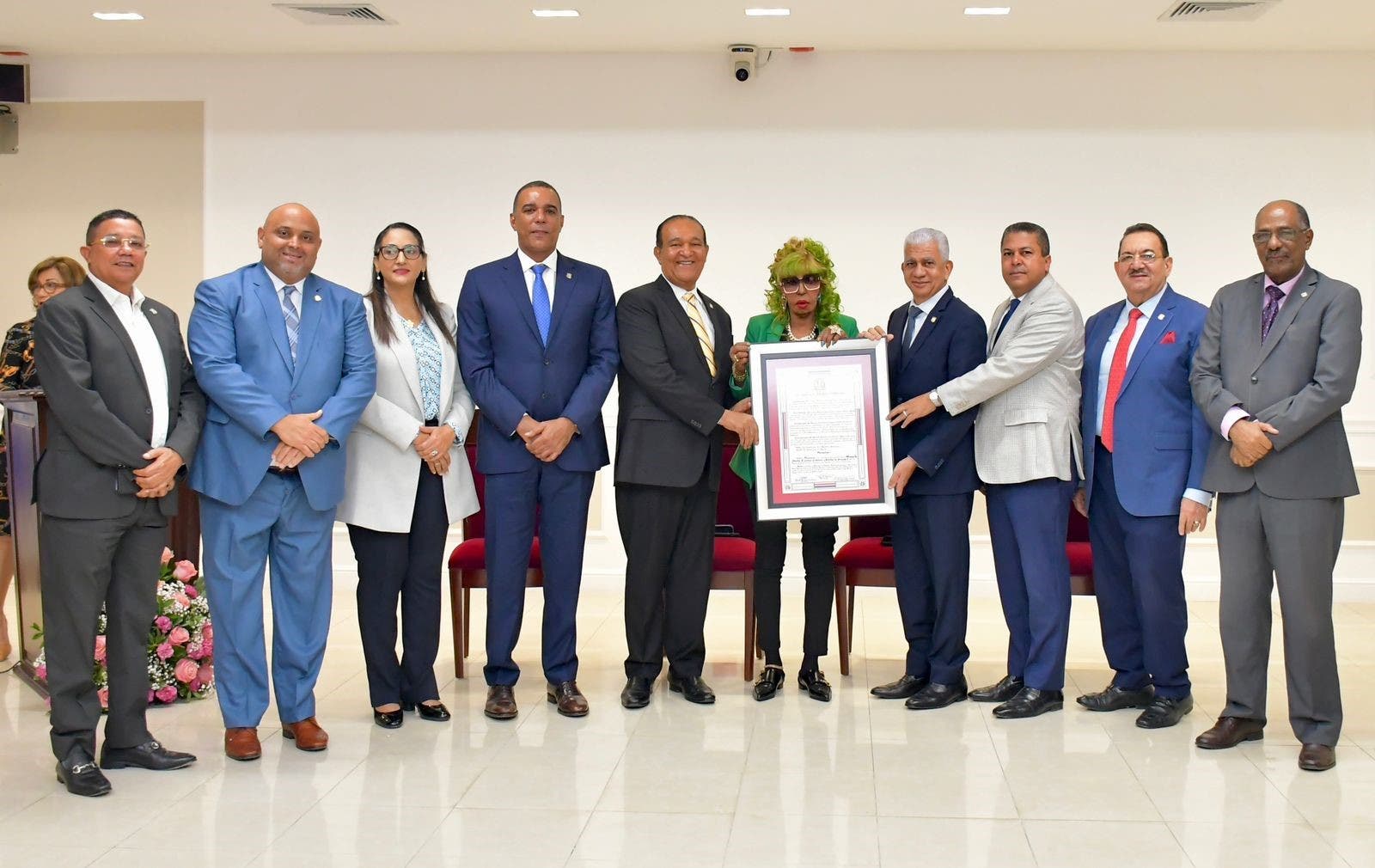 Senado reconoce a Fefita la Grande por ser pionera en la música típica