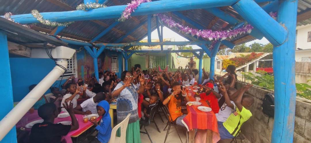 Organizaciones de bienestar hicieron cena a niños de Punta Cana