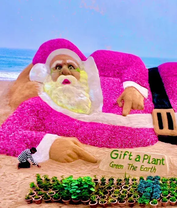 Construyen la escultura de Papá Noel más grande del mundo con cebollas y arena en la India