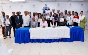 Grupo de 27 extranjeros reciben la ciudadanía dominicana