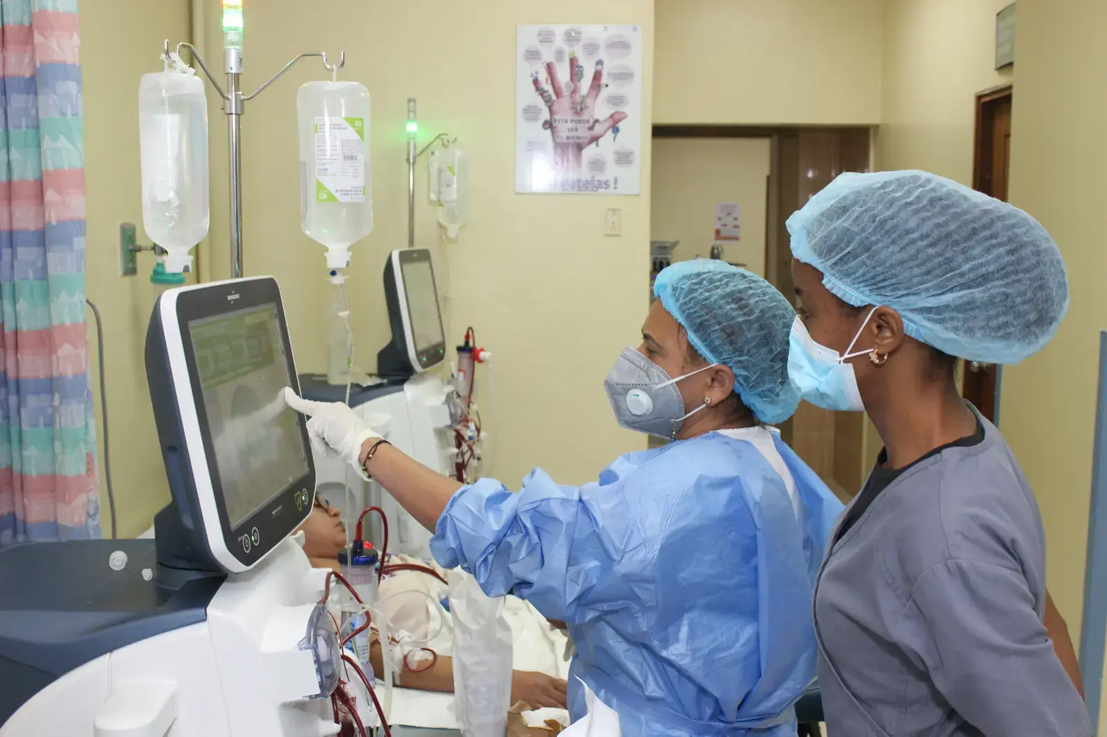 Ney Arias Lora incorpora máquinas para terapias de diálisis