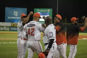 Valdés lanza una joya, Simon jonronea en blanqueada Toros a Leones