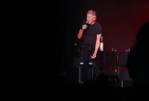 Roger Waters aboga por detener el “genocidio en Gaza” en noche llena de emoción