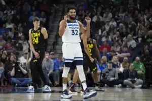 Towns ayuda a los Timberwolves a vencer al Jazz