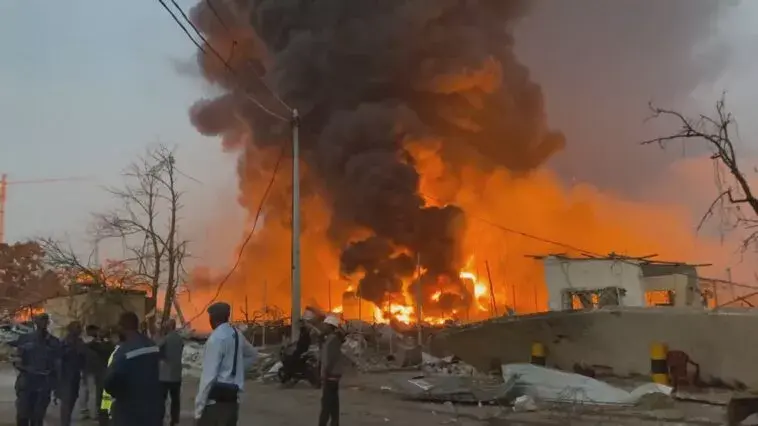 Una gran explosión sacude un depósito de combustible en la capital de Guinea