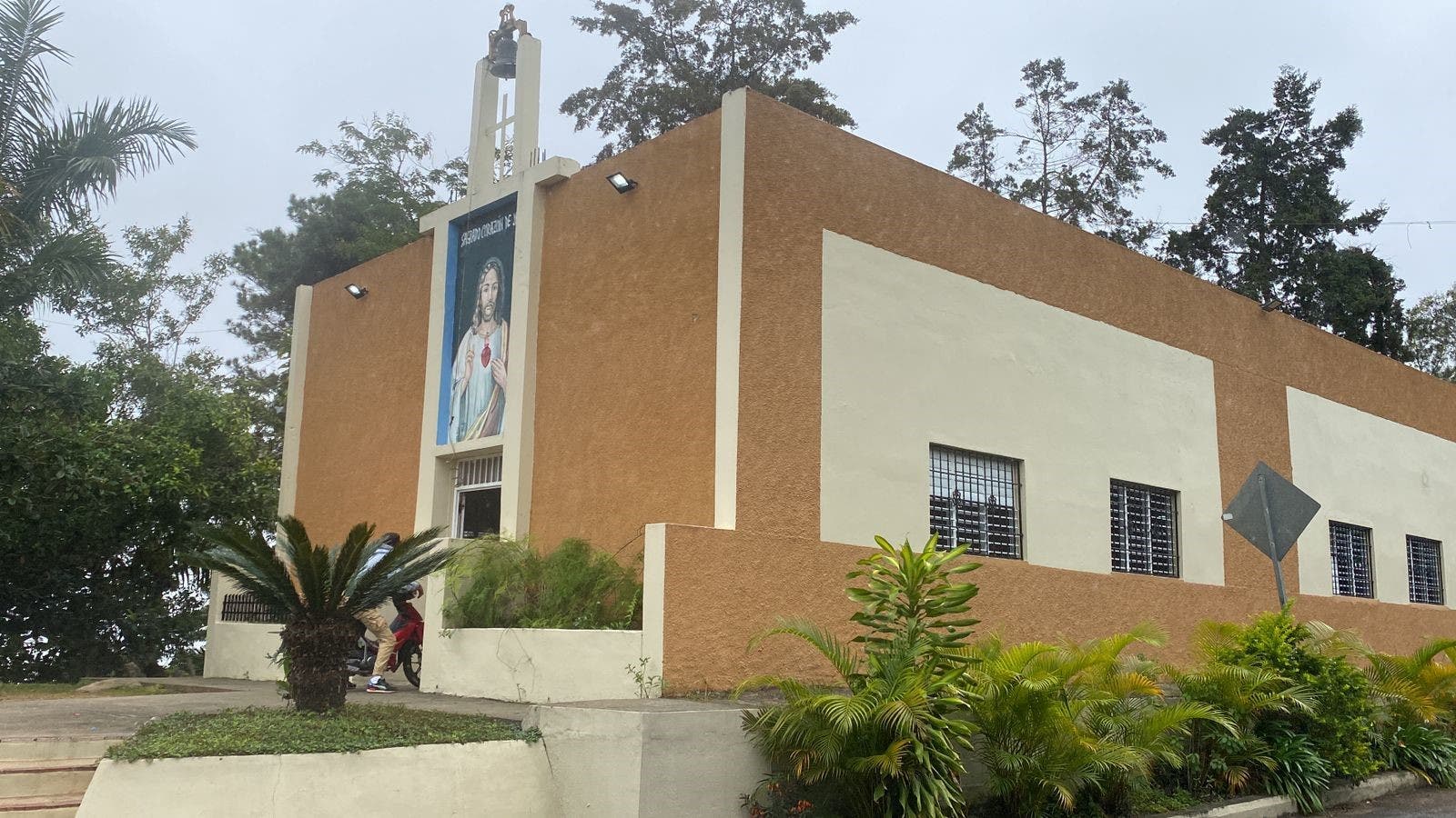 Entregan en Jarabacoa templo católico y centro comunal