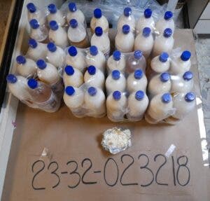 Incautan 33 kilos de cocaína líquida en botellas de sazón y leche en puerto Caucedo