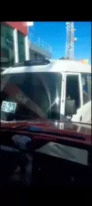 Autobús bloquea el paso a un camión de bomberos que iba a una emergencia