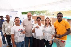 Gobierno entrega artículos del hogar a 297 familias afectas por el disturbio tropical en SDO