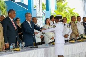 Abinader encabeza graduación de cadetes de la PN con 57 nuevos oficiales