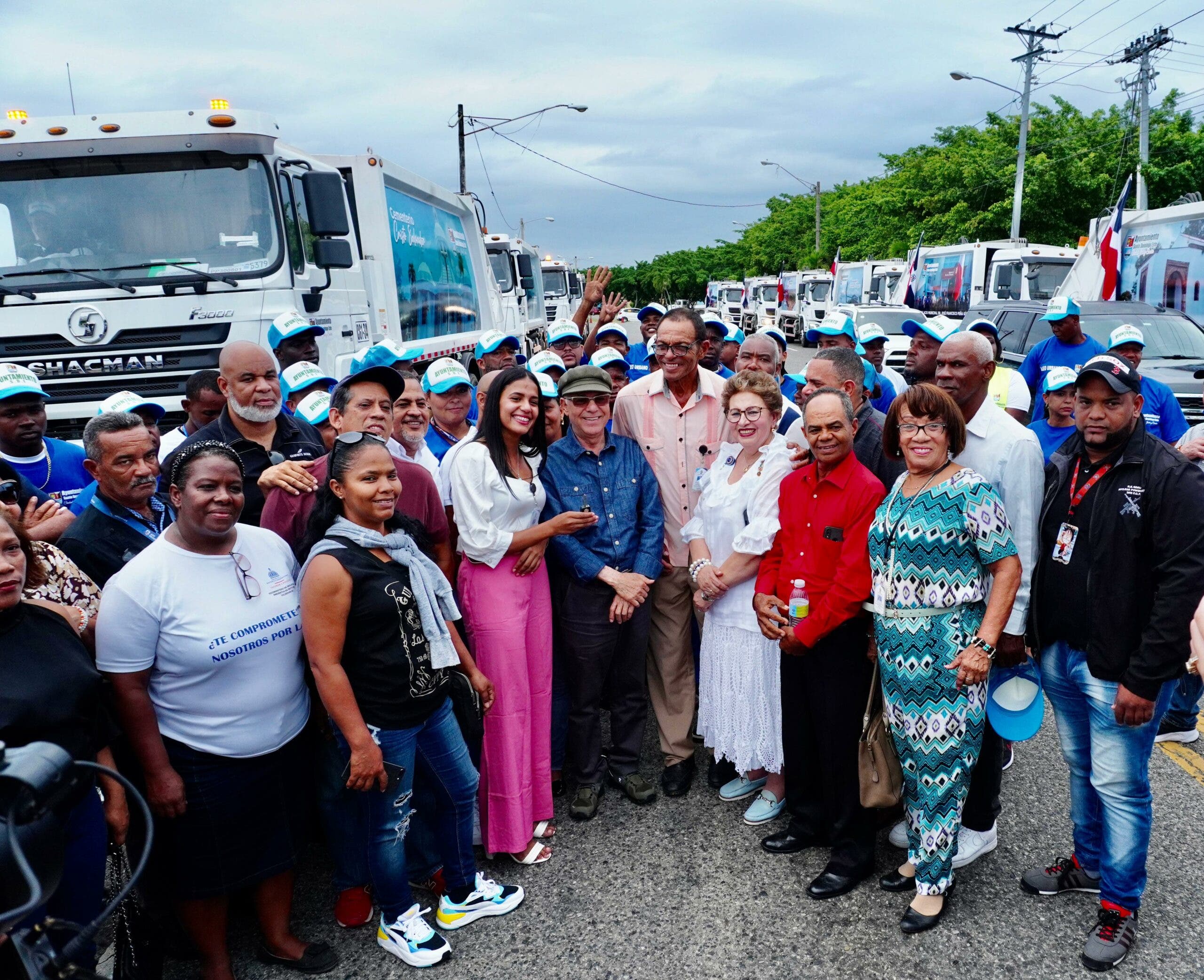 Alcalde Manuel Jiménez presenta nueva flotilla de de 50 camiones para circunscripción 3