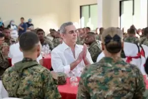 Presidente Abinader almuerza con comunitarios de Enriquillo en Barahona y con miembros del Ejército