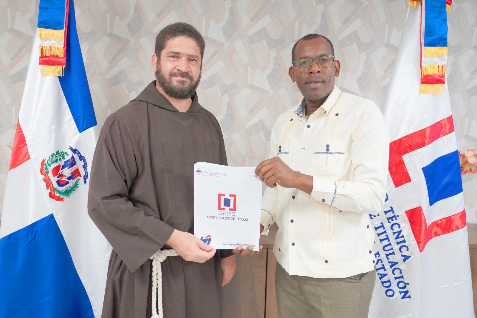 Unidad de Titulación entrega título de propiedad a la Orden Menor de Los Capuchinos