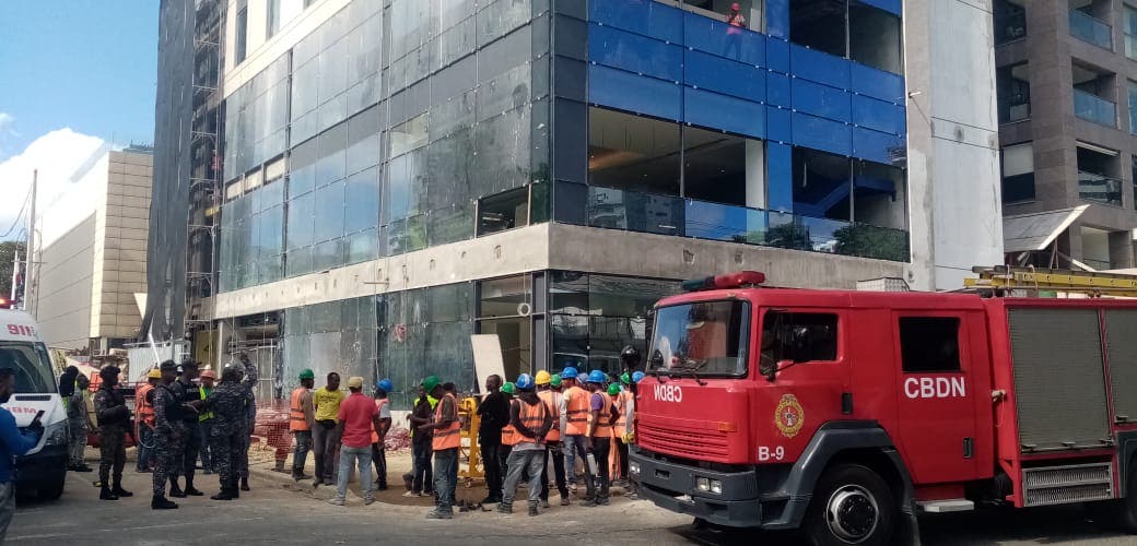 Muere una persona y cuatro resultan heridas tras caer del andamio de una torre en la Churchill