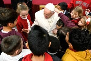 El papa celebra su 87 cumpleaños con una fiesta circense y rodeado de niños