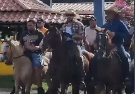 Bad Bunny sorprende a Puerto Rico montando a caballo