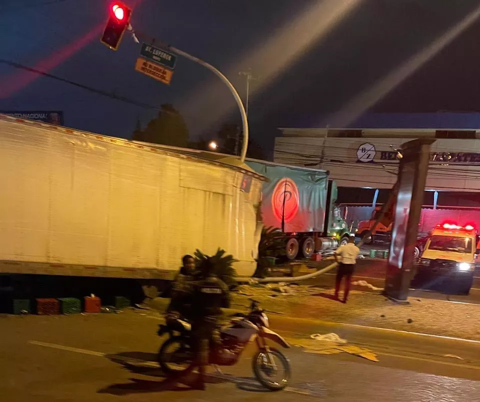 Accidente de tránsito entre una patana y un camión en la Luperón