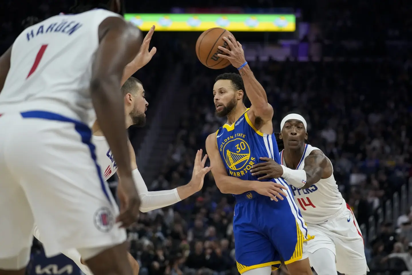 Curry y Thompson se destacan; Warriors mantienen a raya a Clippers