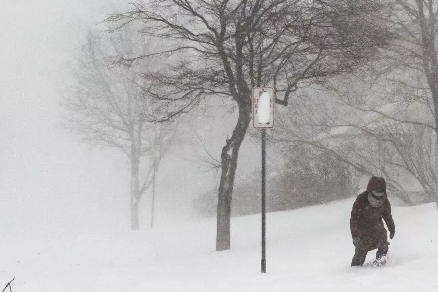 Una tormenta de nieve complica la movilidad en el Medio Oeste de EE.UU. en Navidad