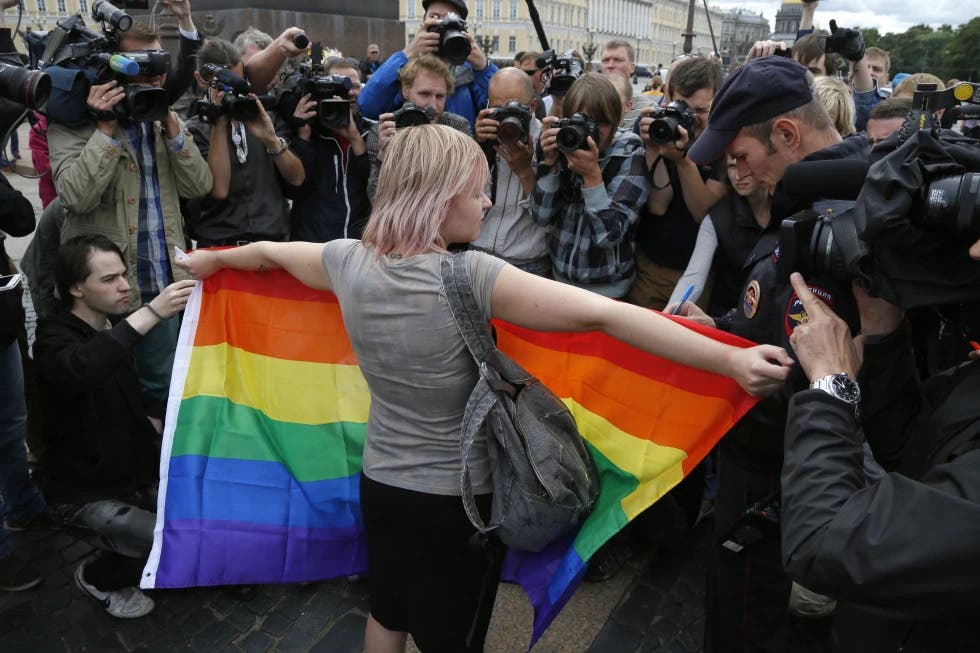 Policía rusa registra bares gay tras fallo que clasifica como «extremista» al movimiento LGBTQ+