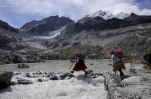 El oficio de las cholitas escaladoras de Bolivia se derrite al ritmo del deshielo de los glaciares