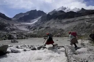 El oficio de las cholitas escaladoras de Bolivia se derrite al ritmo del deshielo de los glaciares